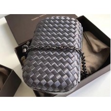 Bottega Veneta csomós kuplung Boucher Intreccio sötétszürke színben