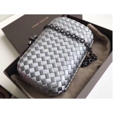 Bottega Veneta csomós kuplung Boucher Intreccio ezüst színben