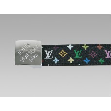 Louis Vuitton öv, ezüst csattal, ferde mintával és fekete, többszínű szabású övvel.